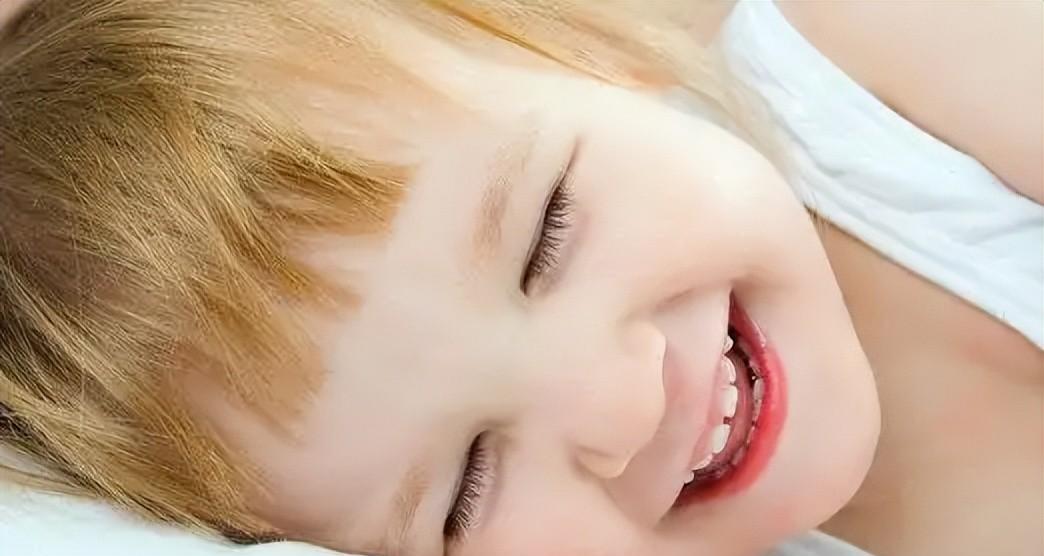 据说:婴孩睡觉时哭时笑,这是要斩断前尘的因果吗?