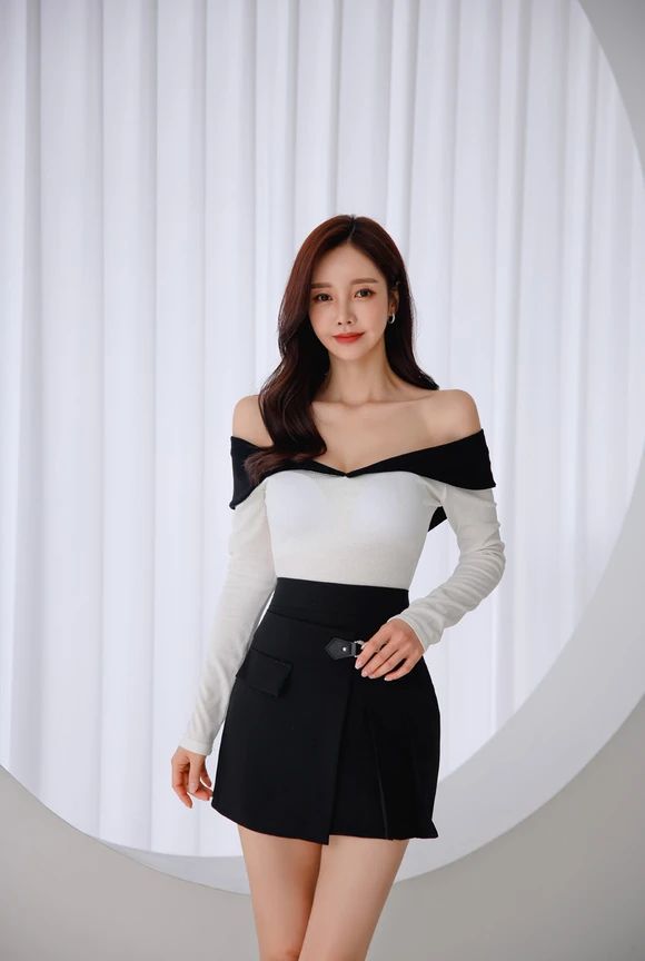 美人图鉴孙允珠:细腻黑砂石翻领露肩百褶挂裙