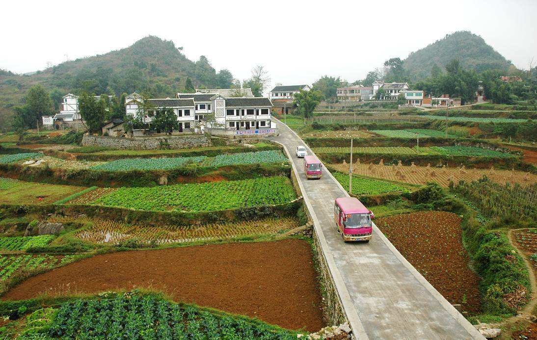 村村通公路出行方便了,老百姓为什么不满意?规划和维护是短板