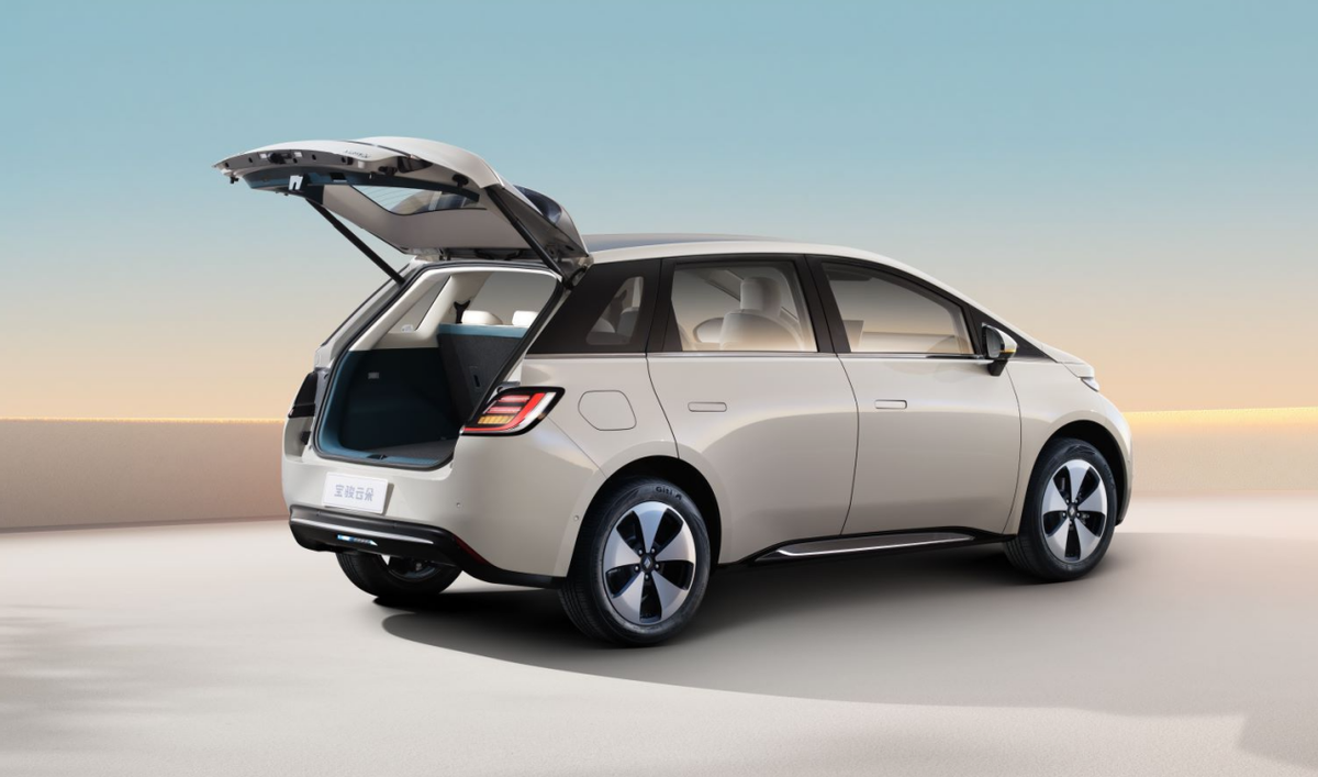 宝骏又一新车来了,配全景天幕 电尾门,售价或15万内