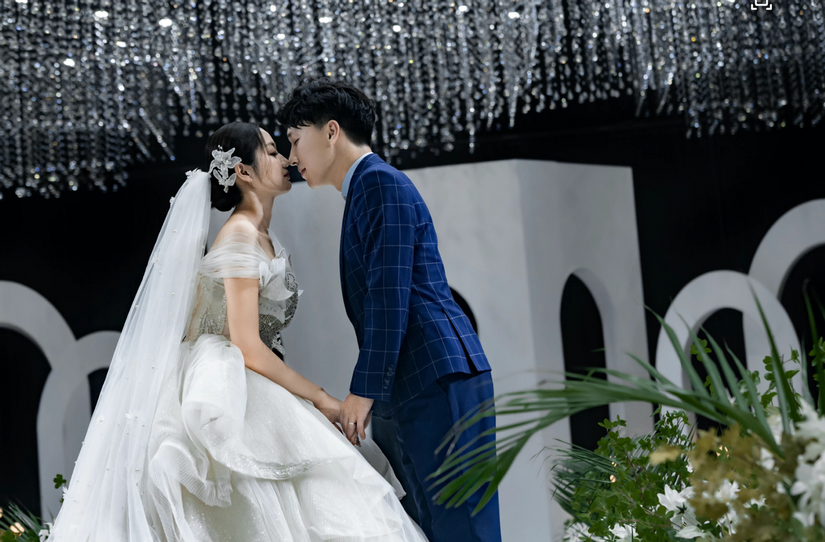 女星张兆艺厕所玻璃炸裂!孩子头破血流沾满上衣,老公脸部被划伤