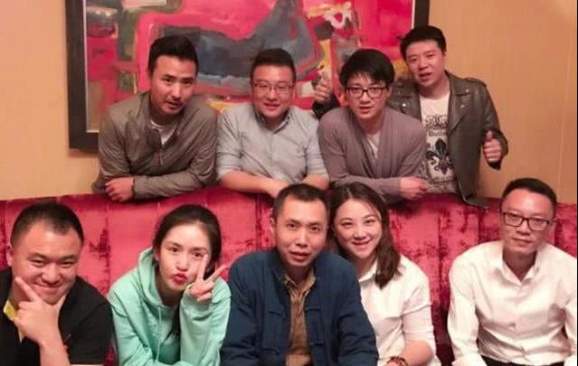 黄圣依参加同学聚会,合影差别对比明显,网友:明星都不老的么?
