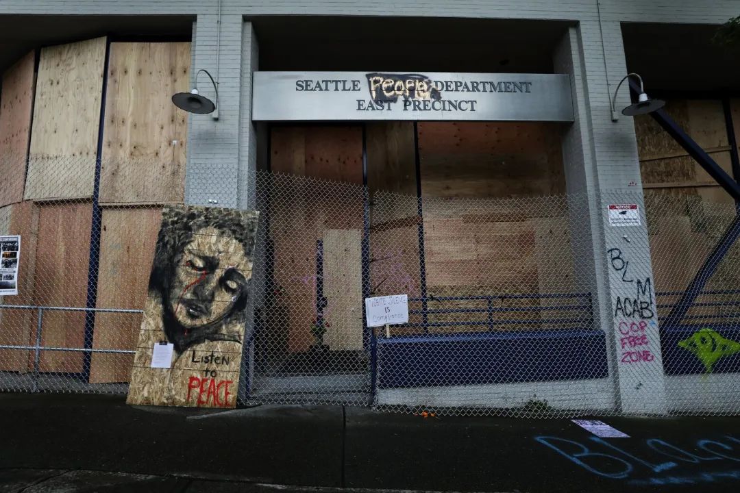 示威者成立自治区，特朗普大怒！当地市长回怼：躲回你的地堡！