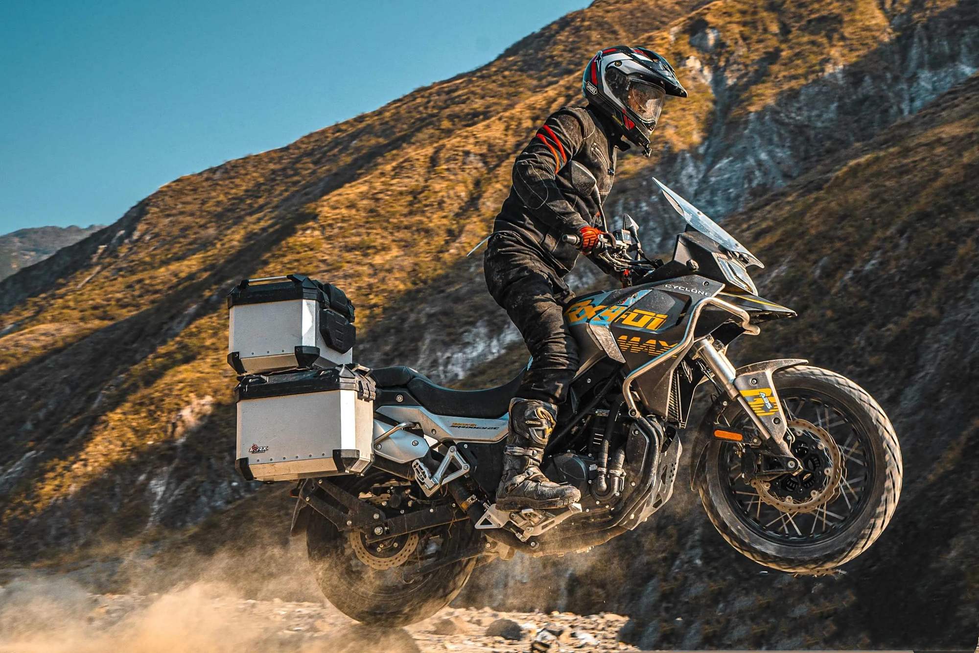 不到3万,赛科龙旗舰双缸拉力,油箱20.5l,可配三箱