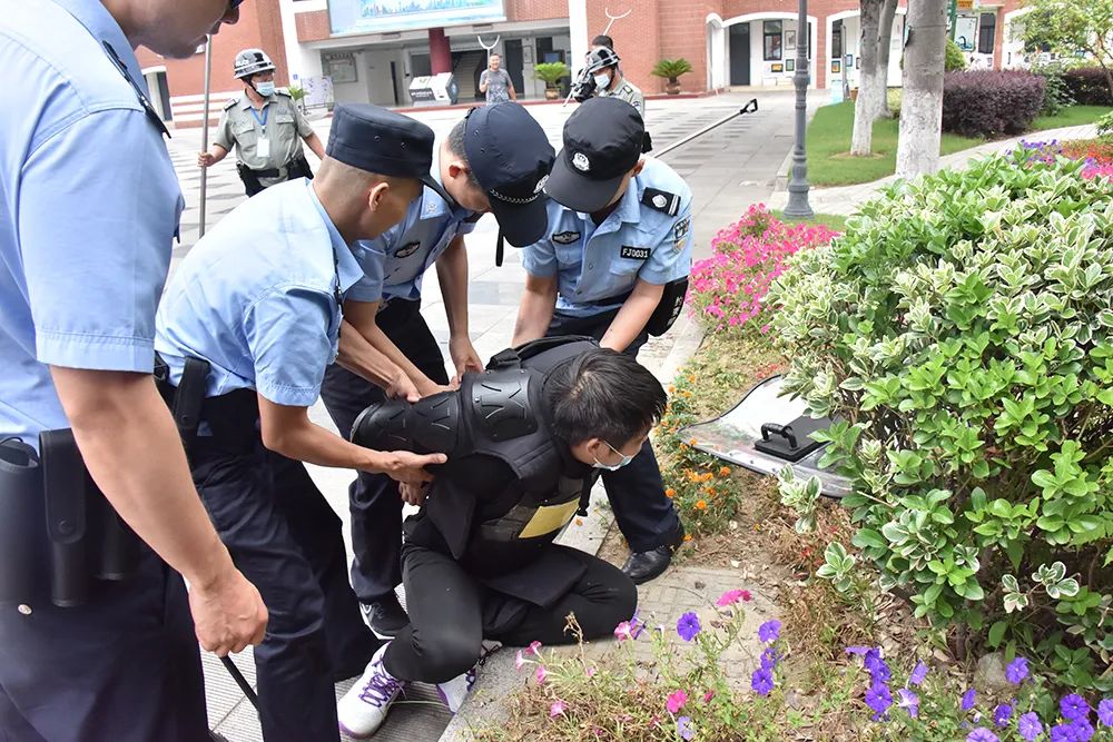 事发昨天!一名歹徒手持砍刀闯进校园