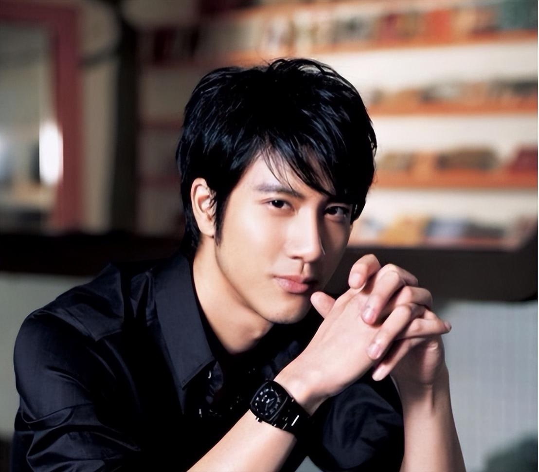 王力宏露面参加好友婚礼,留长发脸黑显憔悴,与美女合影大变样