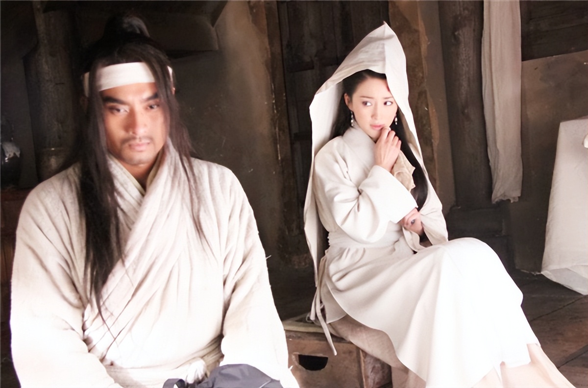 武松杀嫂子潘金莲时,为啥要撕开她的衣服?看完不得不夸武松聪明