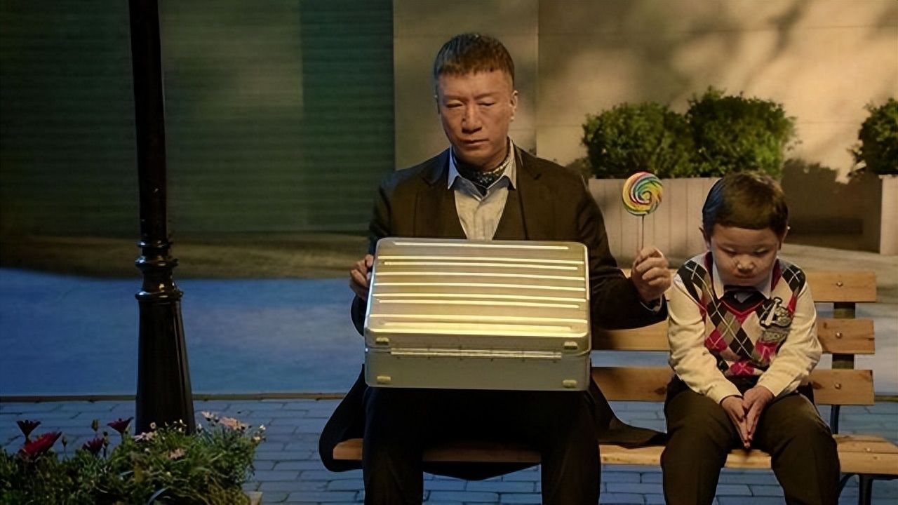 孙红雷因为家里穷也时常跑到同学家里蹭吃蹭喝,次数多了也会遭到同学