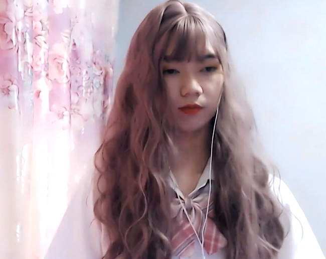 lpl又一选手挑战女装,we中单换上jk小裙子,侧颜让人直呼心动