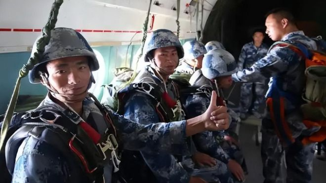 汶川地震,十五名空降兵从五千米高空盲跳,十三年后照片对比