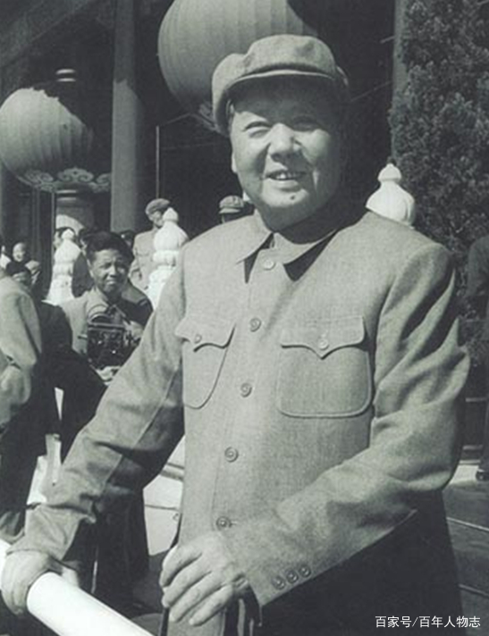59年毛主席登庐山写了首诗，郭沫若看后给主席写信：这诗有点瑕疵