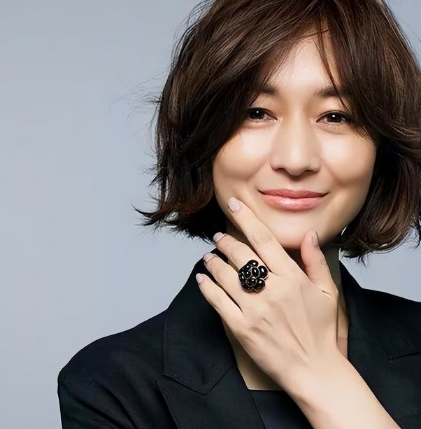 等我老了,绝不烫小卷,穿花裙!学福冈佳子这样打扮,优雅又减龄