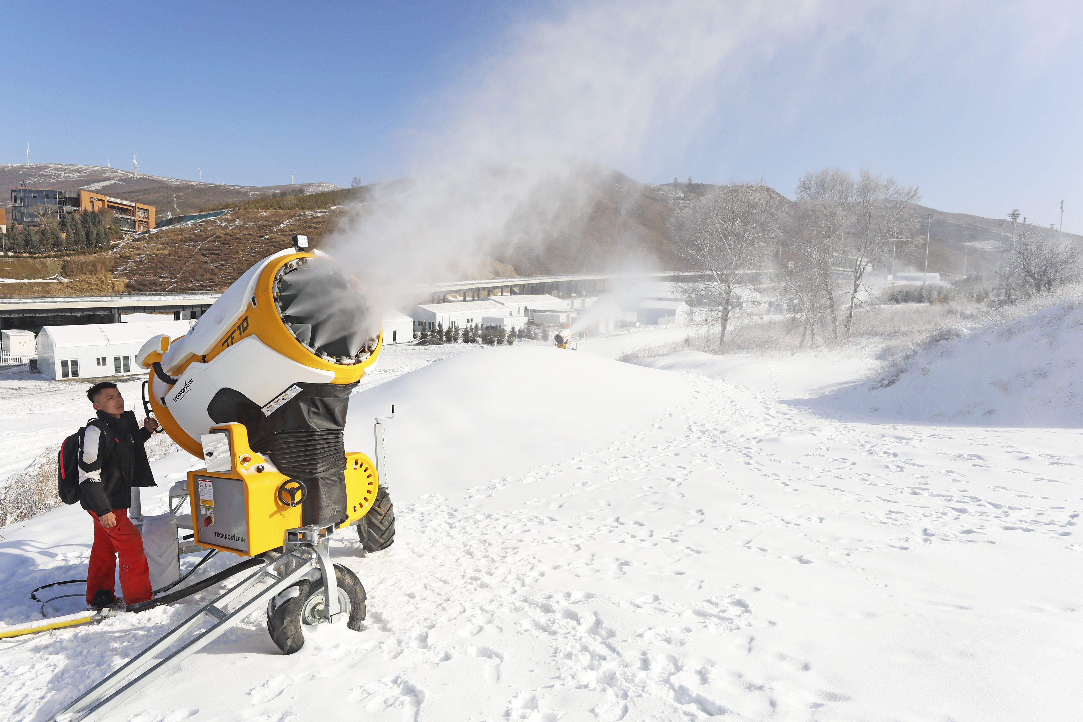 河北张家口:国家越野滑雪中心造雪进行时