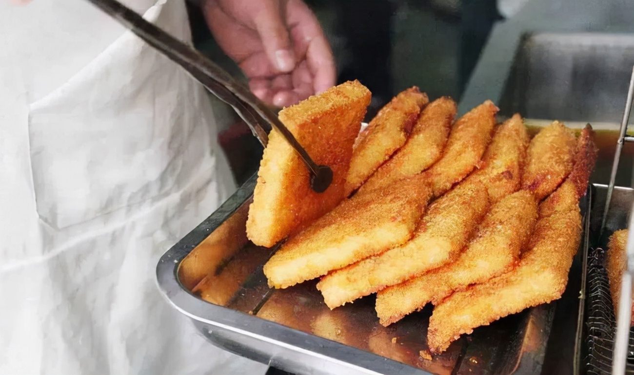 粢飯糕,都快吃不到了,邊邊真的香脆羌餅,稱分量賣,香酥嗲啊老虎腳爪