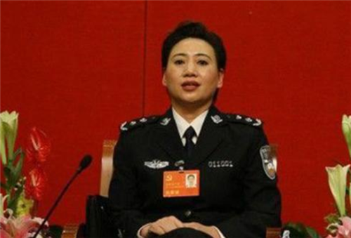 重庆"第一美女警长"陈光明,她的奢靡荒唐,比你想象中还要恶劣