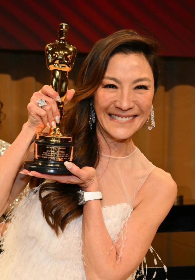 不同肤色,一样出色!恭喜杨紫琼荣获奥斯卡最佳女主角