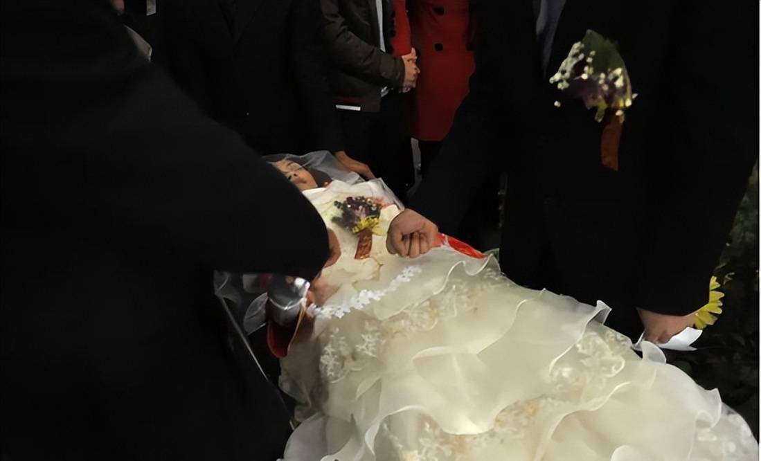 演员李钰:方瑜扮演者,33岁去世穿婚纱下葬,13年后男友结婚生子