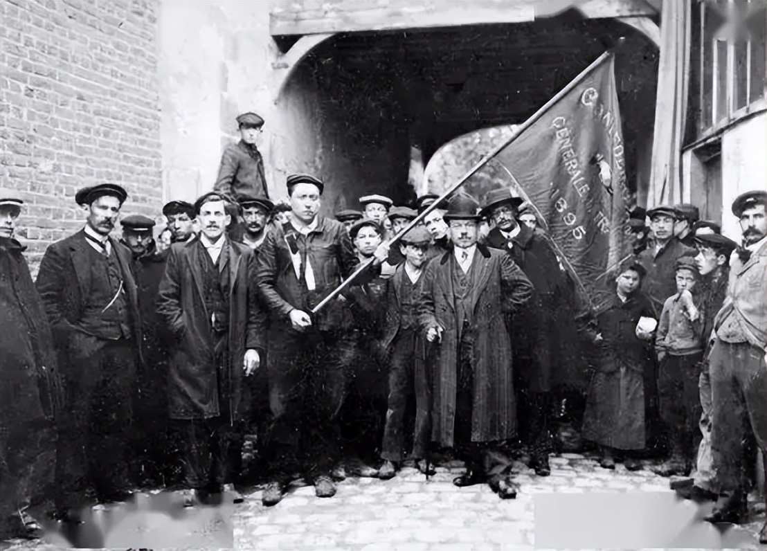1886年5月1日,美国爆发35万人罢工游行,这才有了五一国际劳动节
