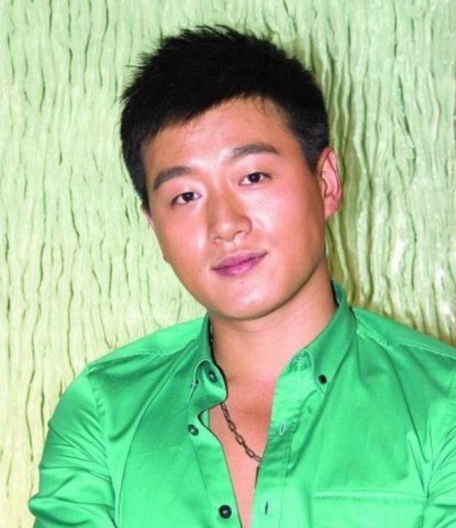 佟大为:娶老师妻子关悦8年生3孩子,住2亿四合院,现在生活幸福