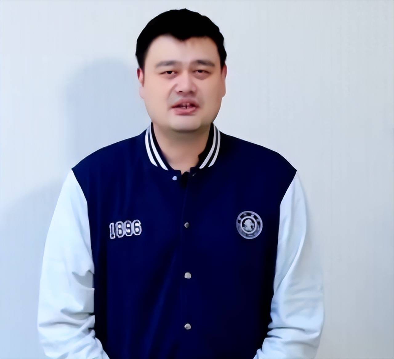 42岁姚明近况曝光,胡子拉碴,体重超400斤,健康状态引人担忧