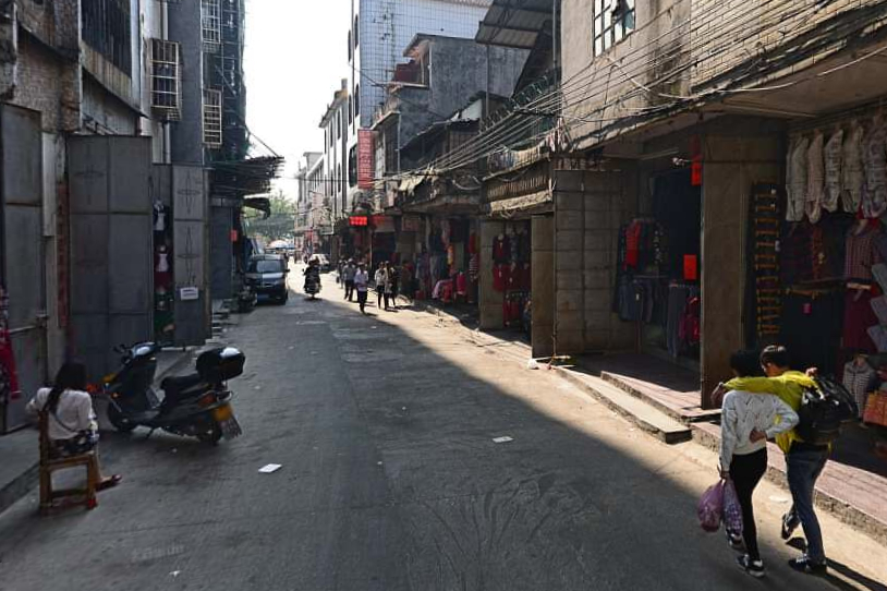 河源有一条街,房屋破旧不堪,却是人来人往,天黑马上就陷入狂欢