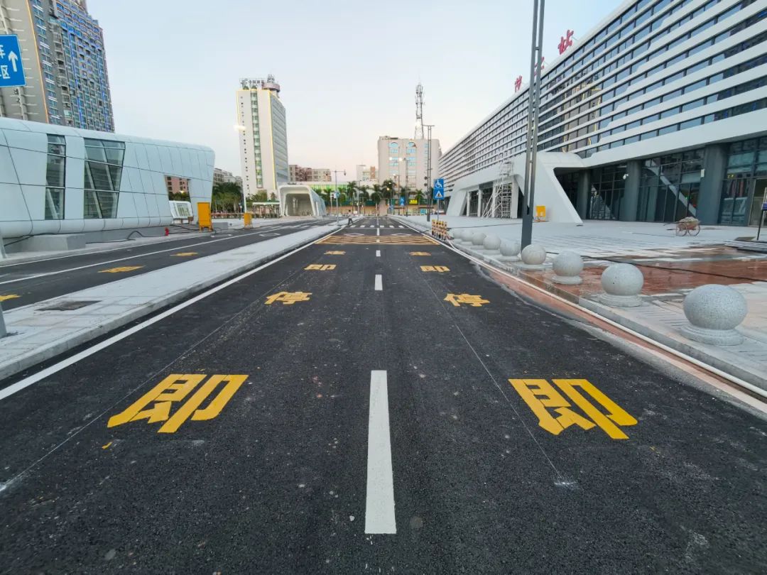 有个很大的不同 可以直接开车来到入站口前接送乘客 单向四车道很宽敞