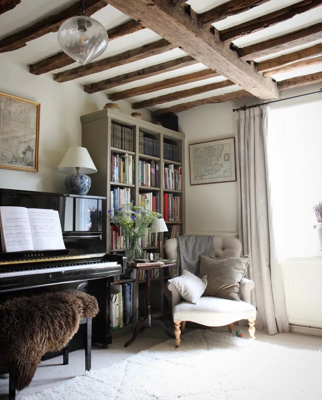 英国女主花4年装修老房子,全屋木梁和老家具的神仙搭配,太美了