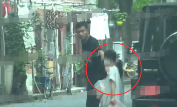 马伊琍小女儿庆祝8岁生日,穿公主裙气质出众,一把搂住妈妈脖子