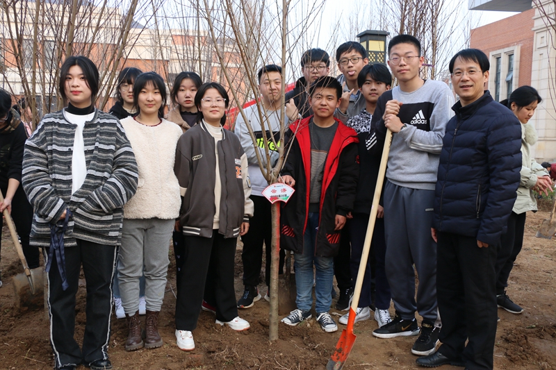 臨沂一中北校區2019級二級部師生開展植樹活動