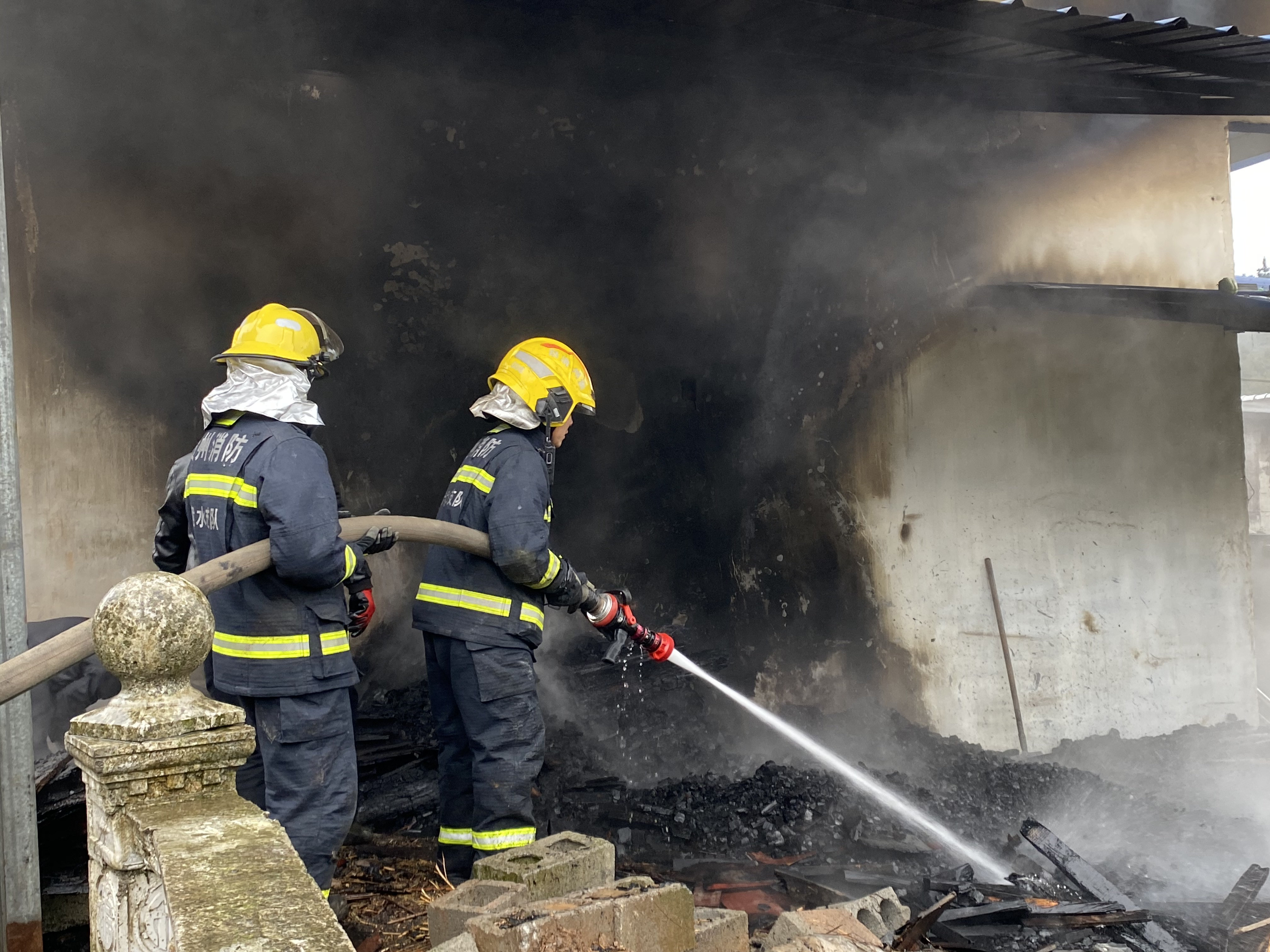 木材堆里突发大火,周围房屋密集,盘州消防员紧急出动