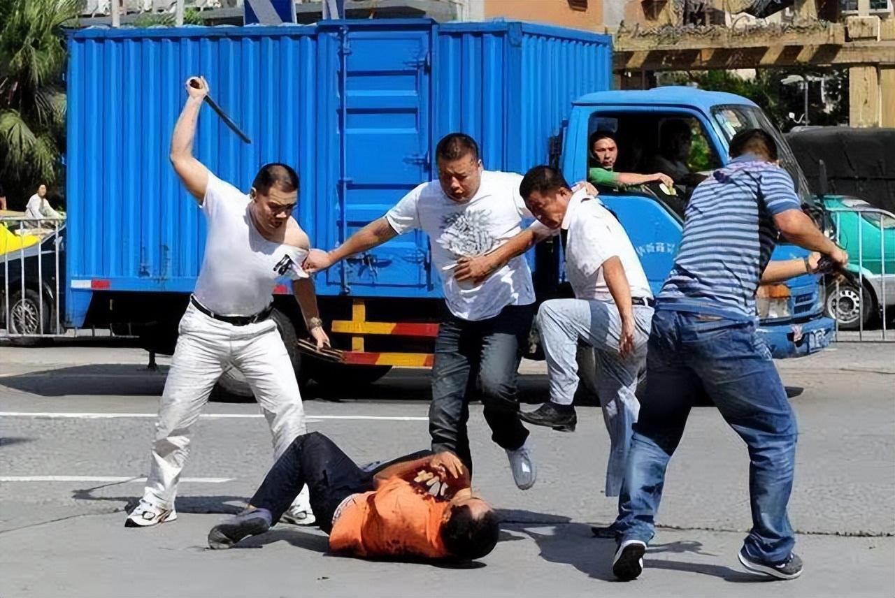 青岛黑老大聂磊被执行注射死刑,抬进死刑车时,他满脸惊恐