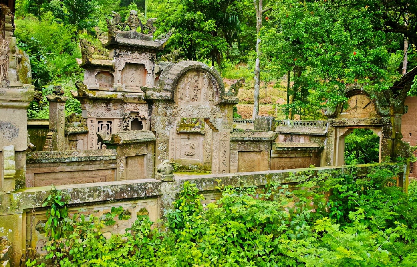 湖北大山深处古墓群,这里的人把坟墓建在村屋里,慌不慌?