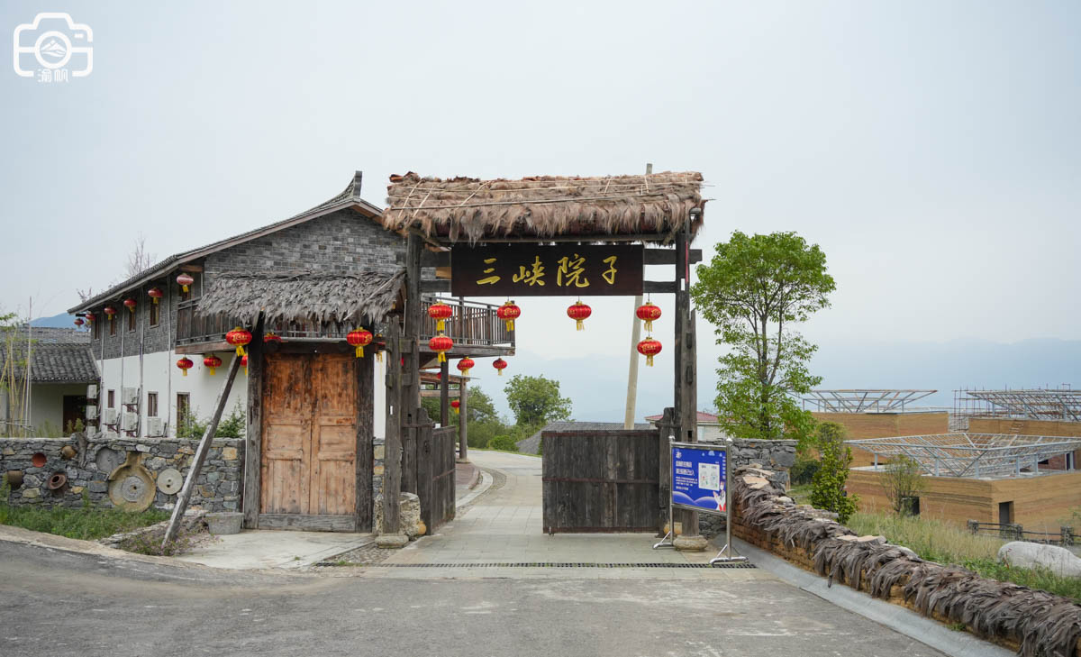 巫山神女峰的对面有座三峡院子,既能瞰壮美巫峡,又可望朝云暮雨