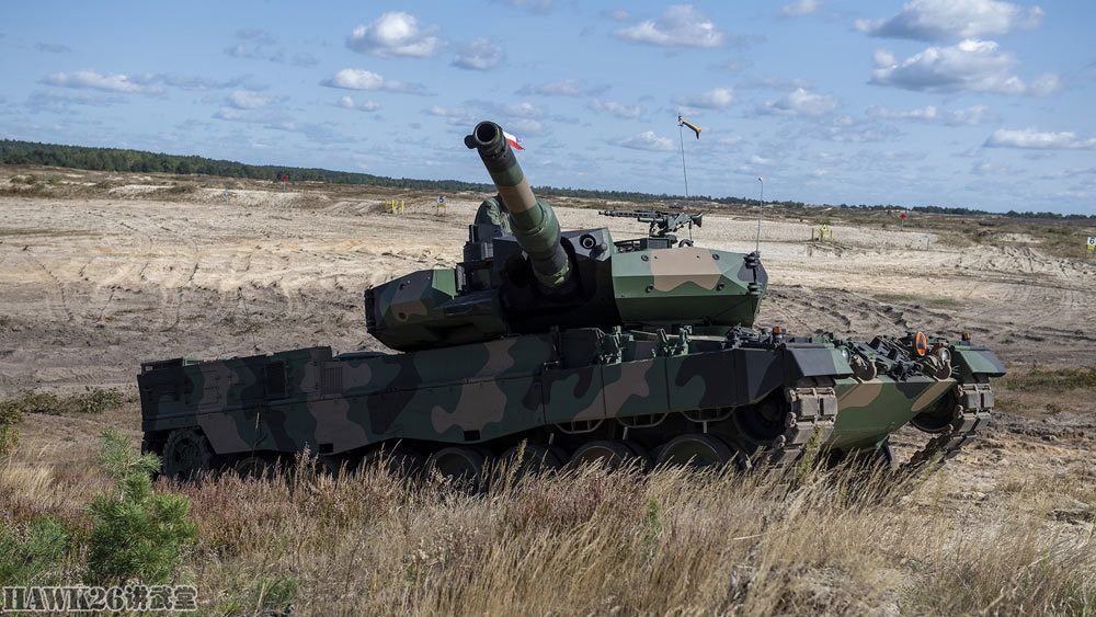 波兰国防部长视察第18机械化师 豹2pl主战坦克首次亮相训练场
