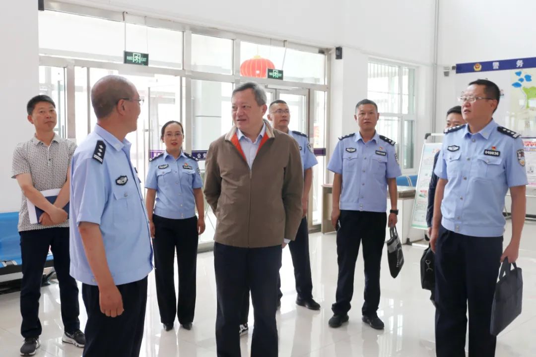 公安部治安管理局政委吴建平深入格尔木市公安局督导检查 队伍教育