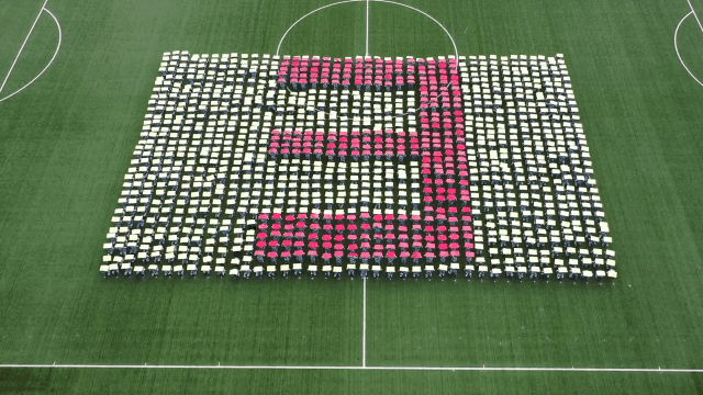 |太燃!武汉大学生整齐划一,致敬抗疫英雄