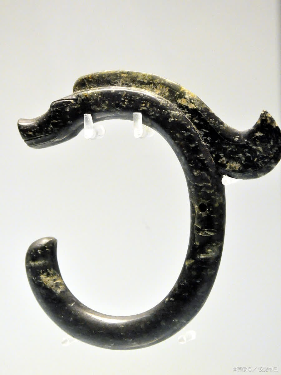 村民挖废铁玩耍竟发现国宝"c形碧玉龙"