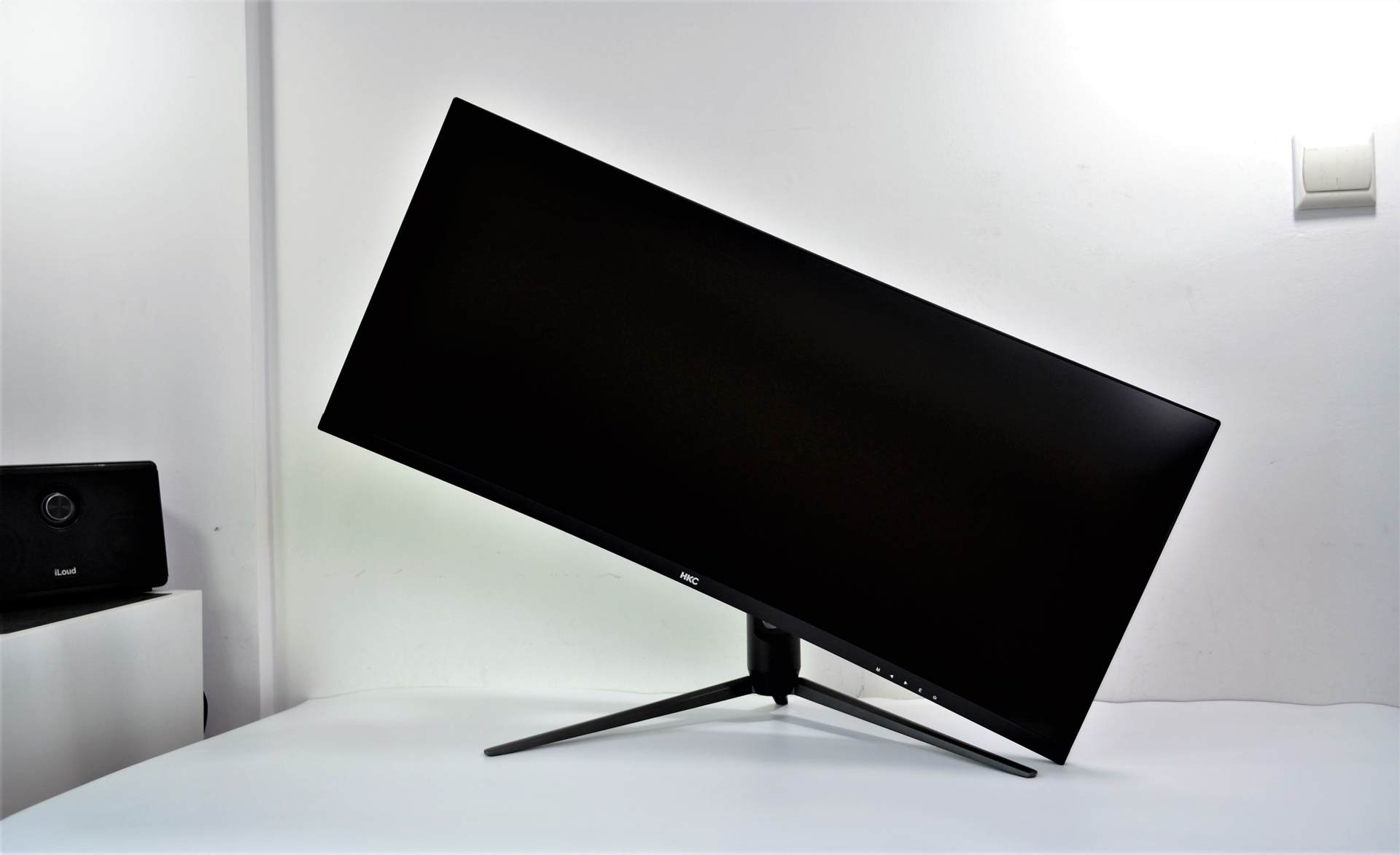 相对于普通的显示器底座,tg34c3u更显贴心与个性化,配备可旋转和升降