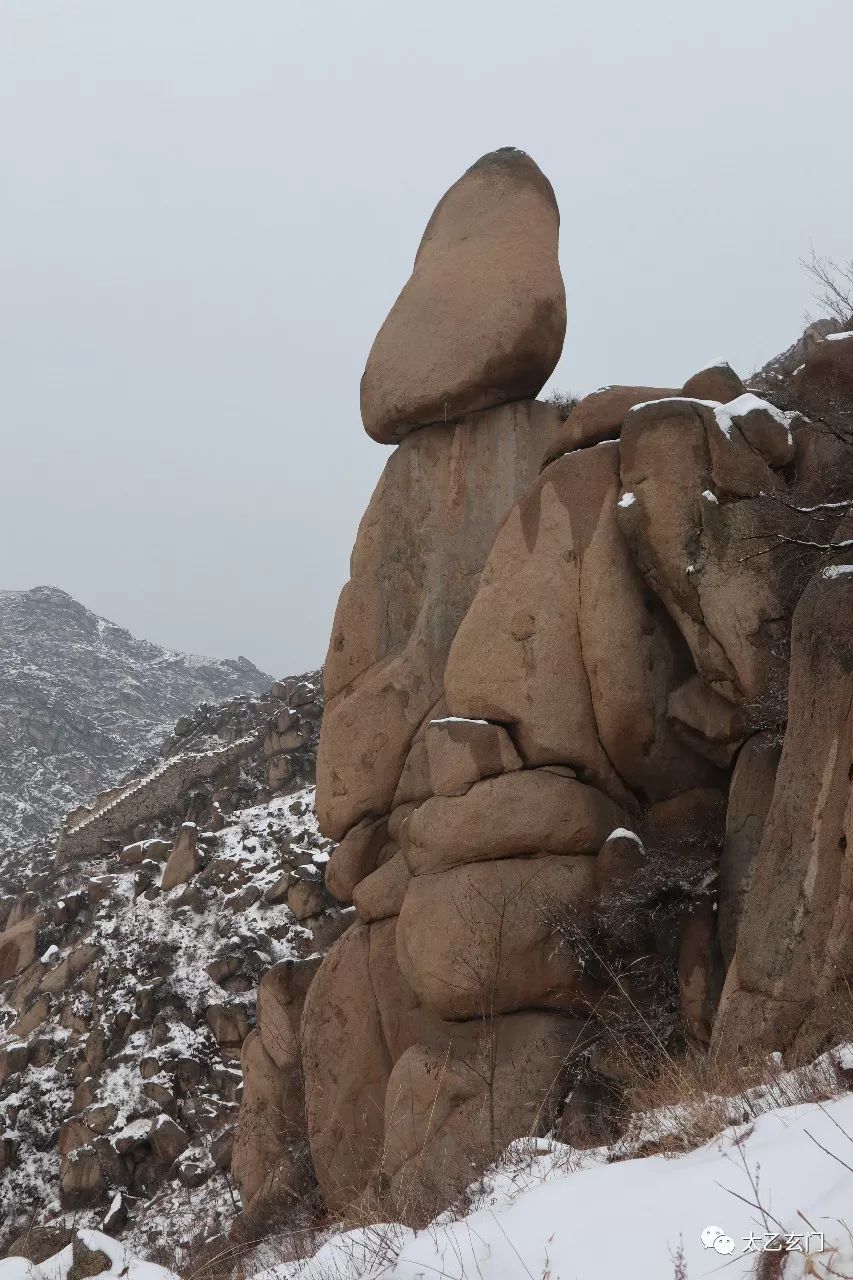 雪穿插箭岭长城:天地变通飞白雪,山岭苍茫见狰狞