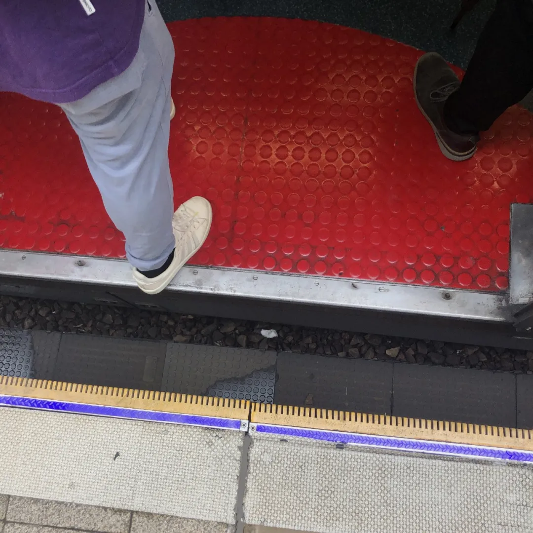 (图:大学站列车和站台的空隙)