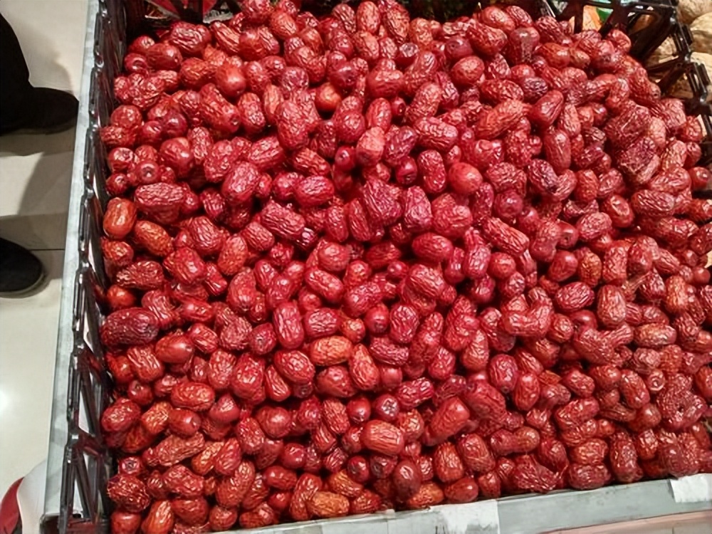 男子把小孩放进超市红枣堆玩耍,网友:应该让他把红枣全买回去玩