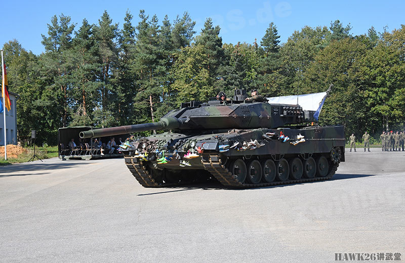 豹2a6为何挂满鞋子?德军坦克连指挥权移交仪式 罕见的军事传统