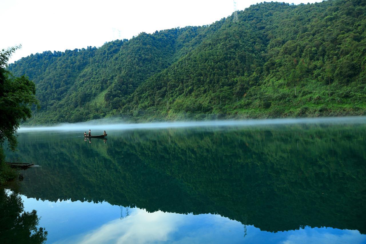 东江湖,被称之为"湖南小桂林,是个绝佳的旅游胜地