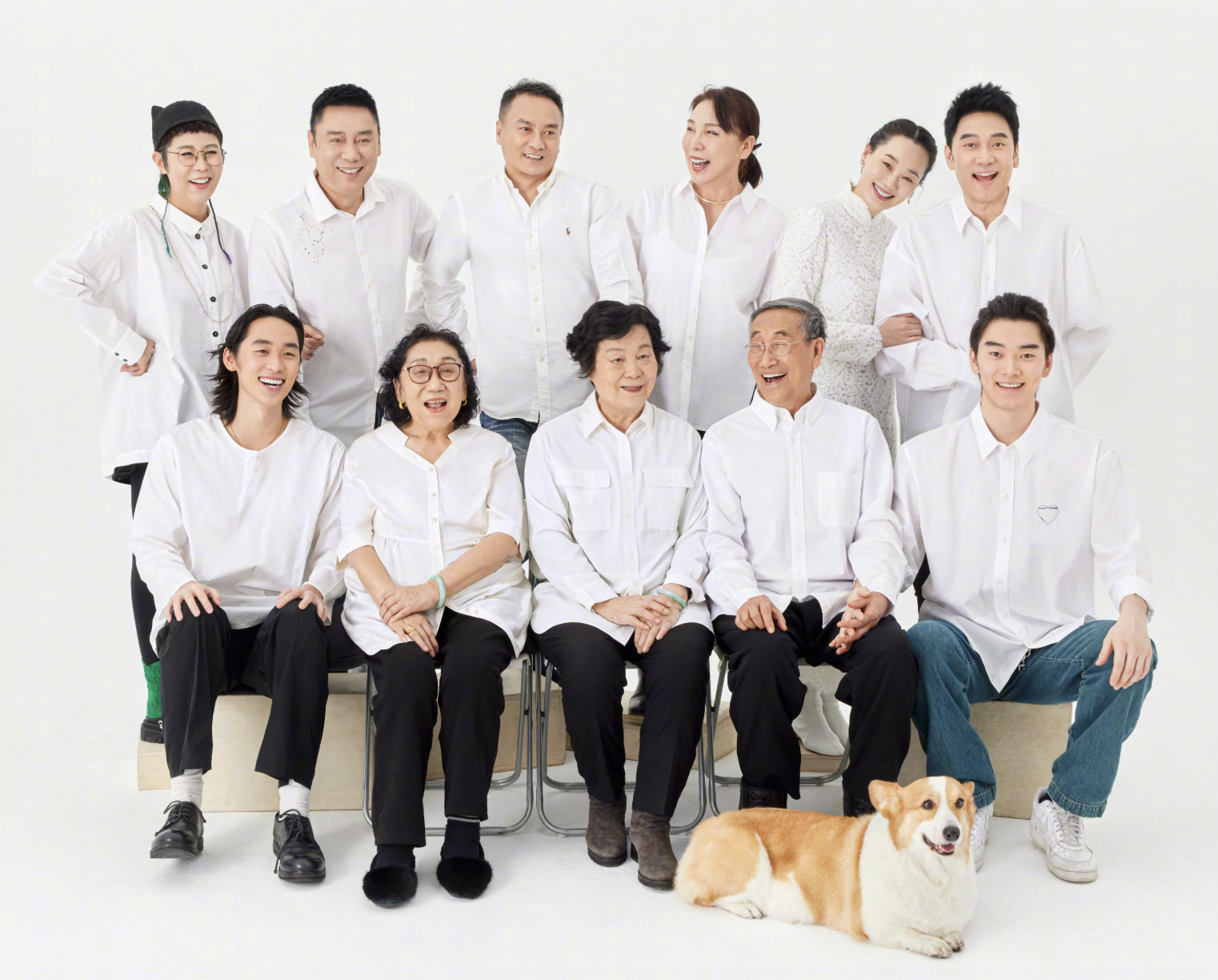 林依轮除夕晒一家12口全家福,俩儿子高大帅气,祖孙三代温馨同框