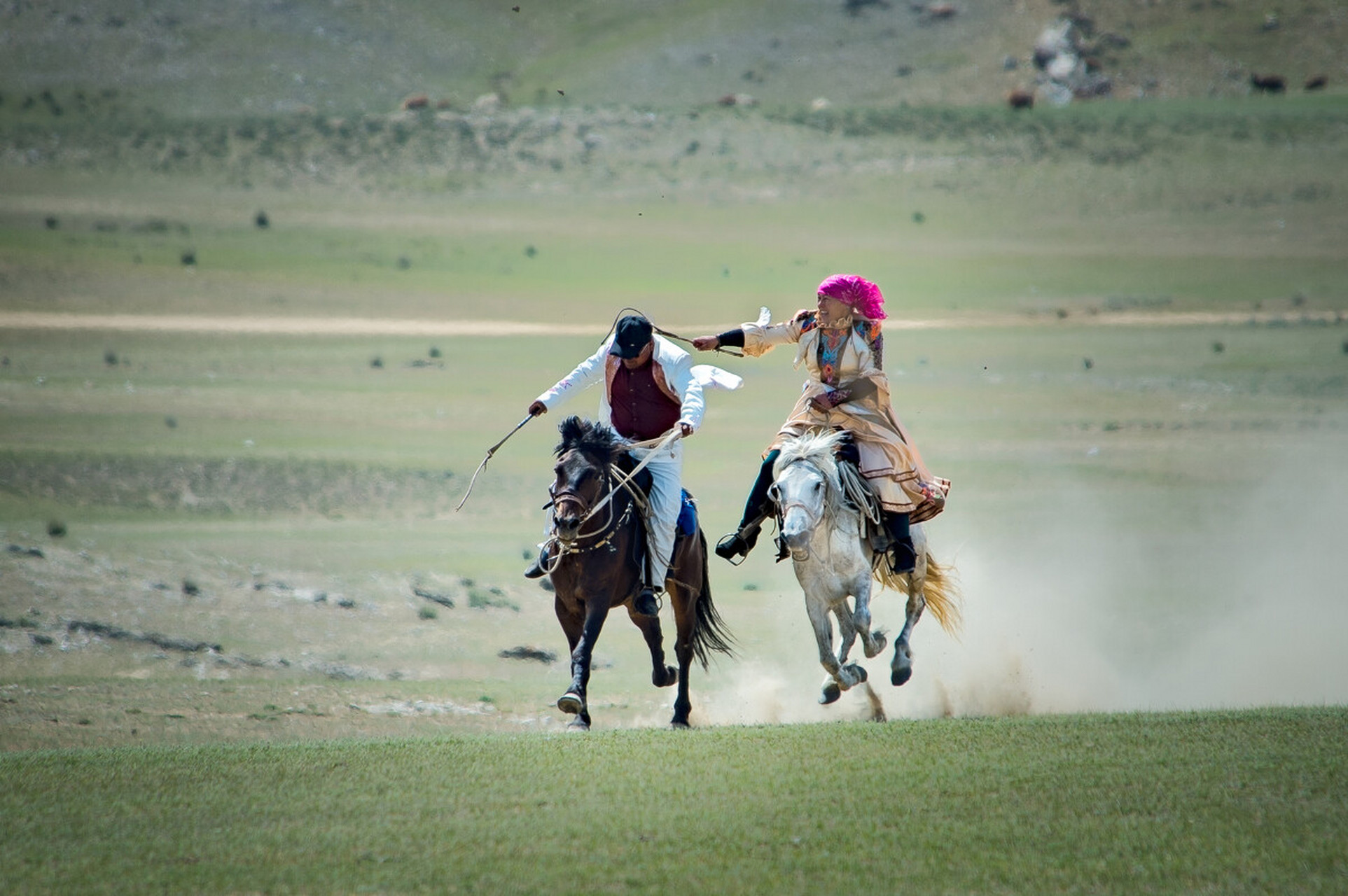 哈萨克族的传统比赛被称为kyz kuu(姑娘追),在这个比赛中,一个骑马的
