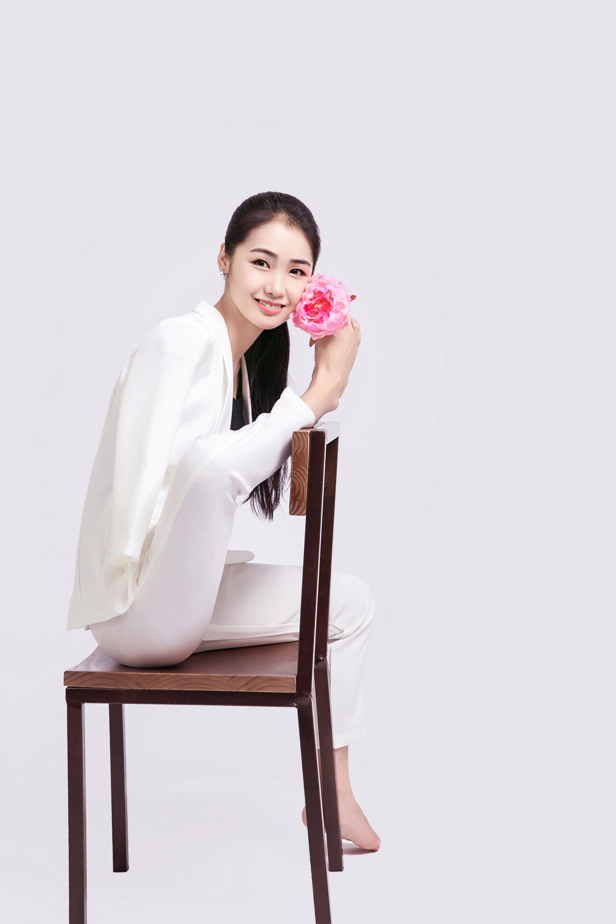 陕西90后"无臂女孩"杨佩:9岁失去双臂,靠乞讨为生,逆袭成大老板