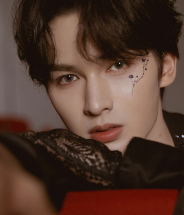 朱正廷才是真正的"美男",看到他脖子上的纹身,网友:太撩了