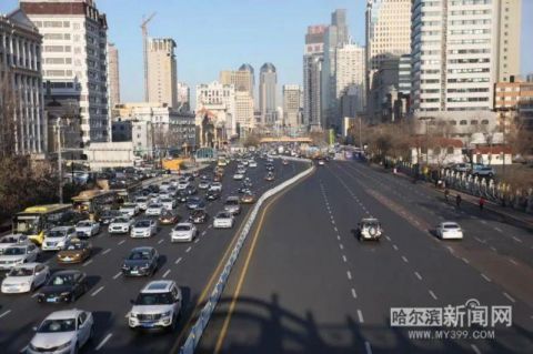 围挡撤除,哈尔滨这一路段恢复双向十车道通行