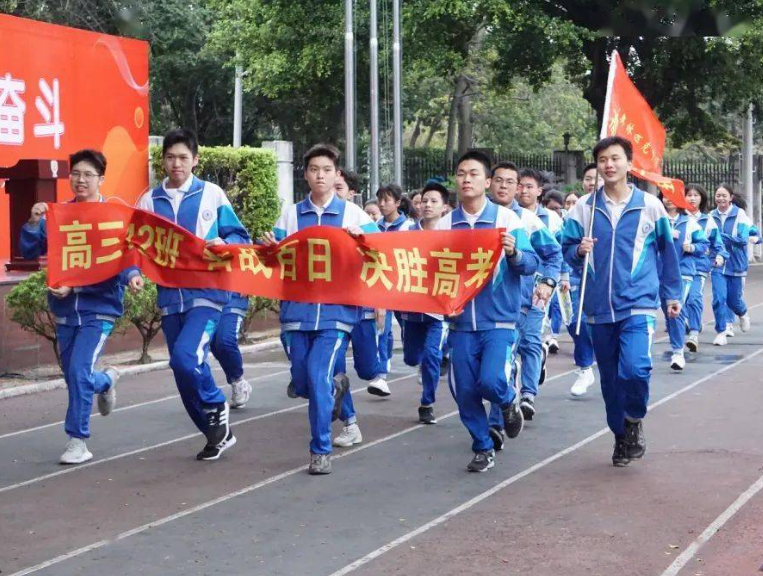 四川女孩张诗语,614分放弃985和211,志愿公布后成"全村骄傲"