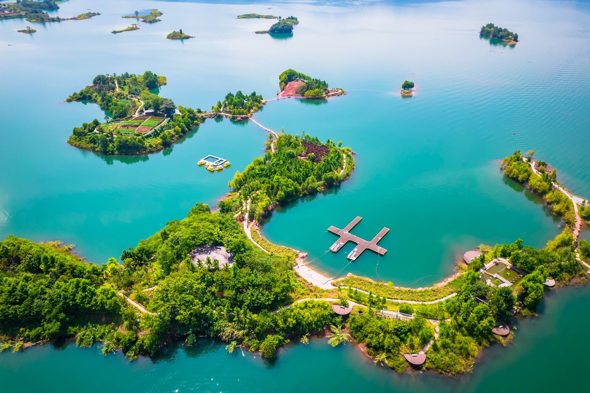 杭州千岛湖未来水世界,有众多水上娱乐项目,是休闲玩水好去处